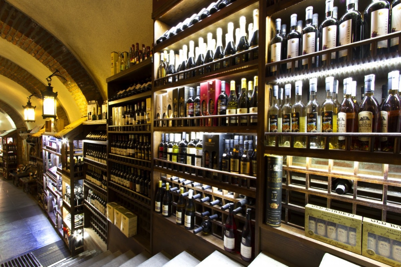 boutique-LE VAL-min_world_street_travel_shop_canon_georgia_wine_bottles-429767